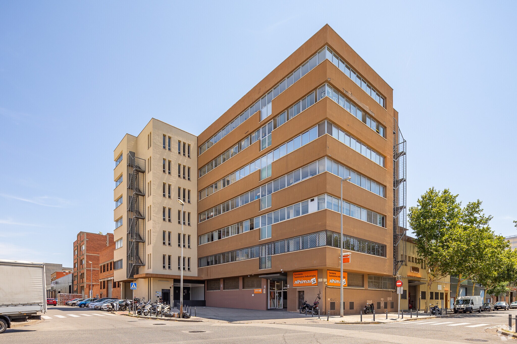 Industrial in L'Hospitalet de Llobregat, Barcelona for lease Primary Photo- Image 1 of 2