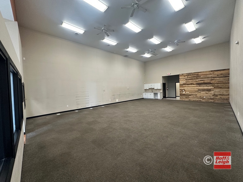 2215 E Waterloo Rd, Akron, OH for lease - Building Photo - Image 2 of 5