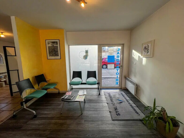 Retail in Maubec for lease - Interior Photo - Image 1 of 10