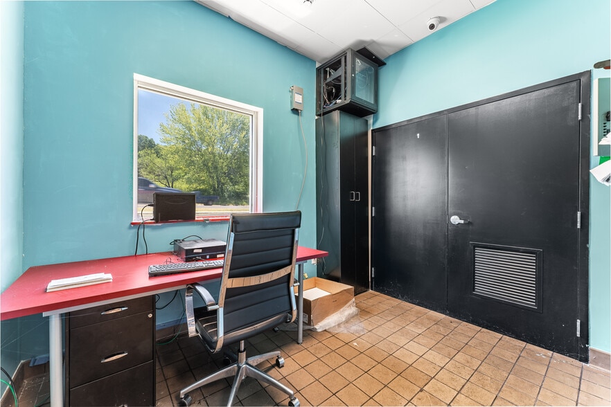 4280 W Martin Luther King Blvd, Fayetteville, AR for lease - Interior Photo - Image 3 of 26