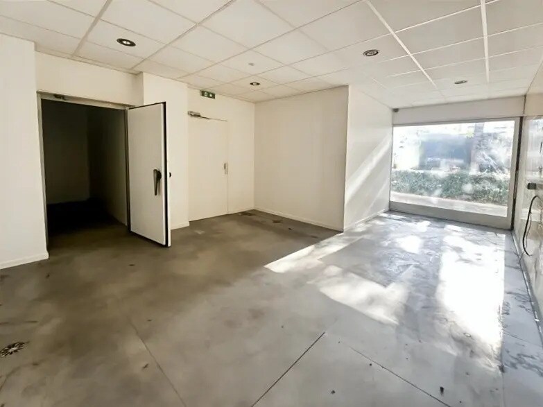 Retail in Paris for lease - Building Photo - Image 3 of 7