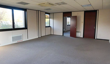 Office in Chartres for lease Interior Photo- Image 1 of 4