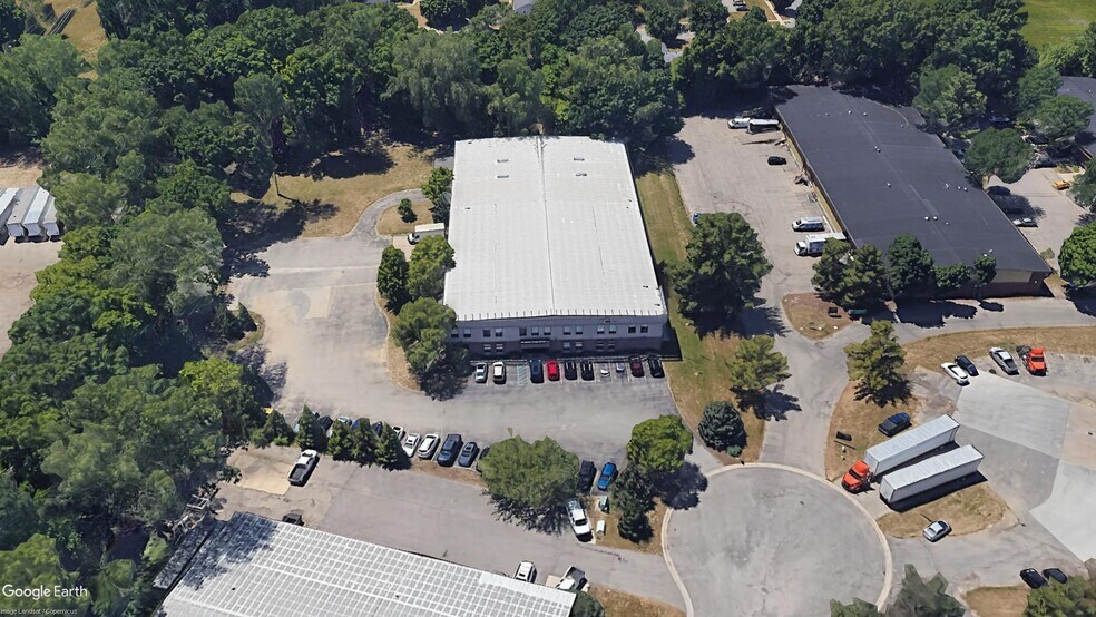 2240 29th St SE, Grand Rapids, MI for sale - Building Photo - Image 1 of 1