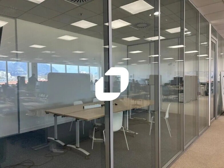 5 Avenue Raymond Chanas, Eybens for lease - Interior Photo - Image 2 of 7