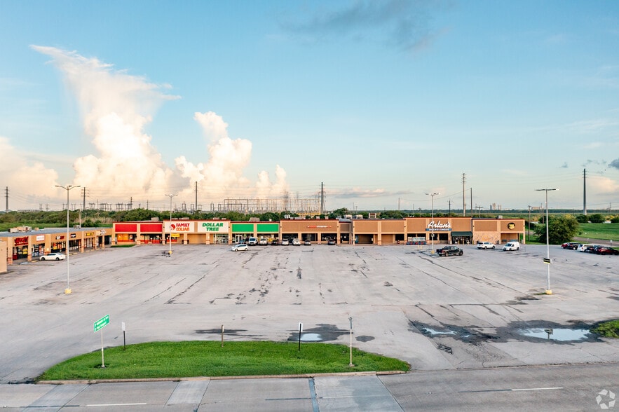 311 S Brazosport Blvd, Freeport, TX for lease - Building Photo - Image 2 of 17