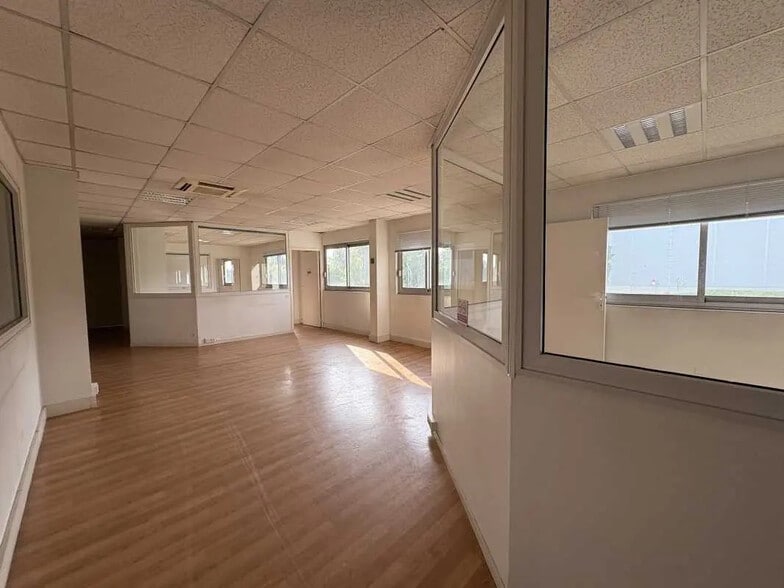 Office in Ormes for lease - Interior Photo - Image 3 of 15