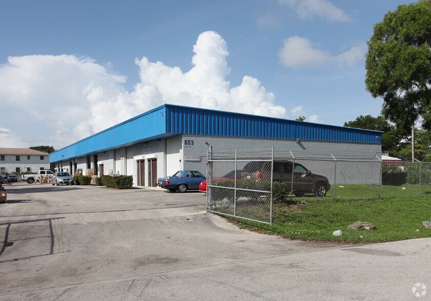 859 W 13th Ct, Riviera Beach, FL for lease - Primary Photo - Image 1 of 10