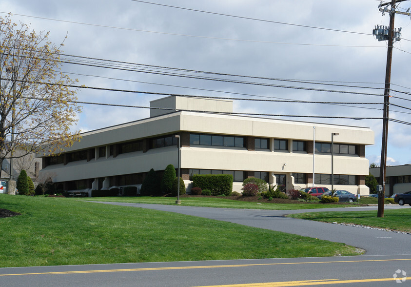 2080 Linglestown Rd, Harrisburg, PA for lease - Primary Photo - Image 2 of 4