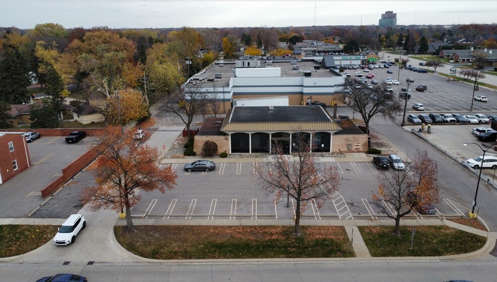 27100 Lahser Rd, Southfield, MI for lease - Building Photo - Image 1 of 8