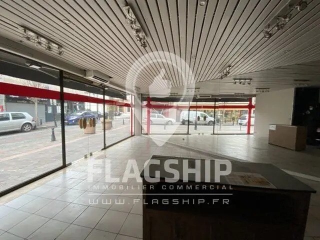 Retail in Courbevoie for lease - Building Photo - Image 3 of 5