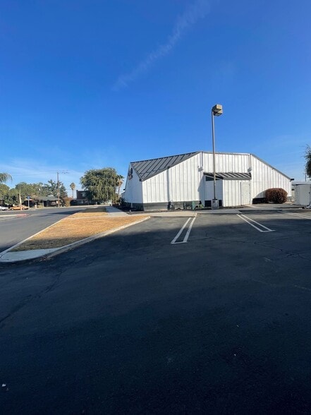 3017 Wilson Rd, Bakersfield, CA for lease - Building Photo - Image 2 of 7