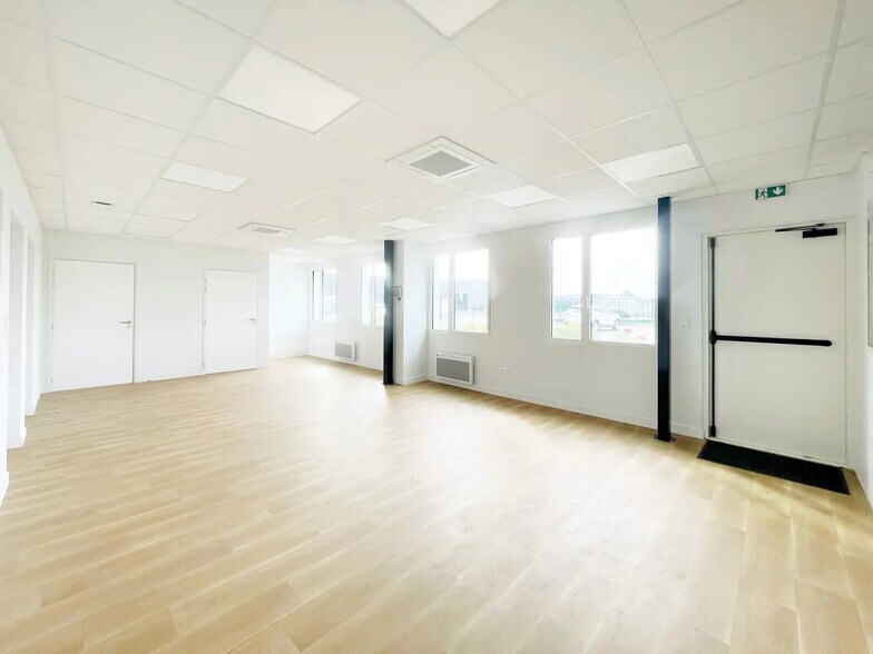 Flex in Beauvais for lease - Interior Photo - Image 3 of 11