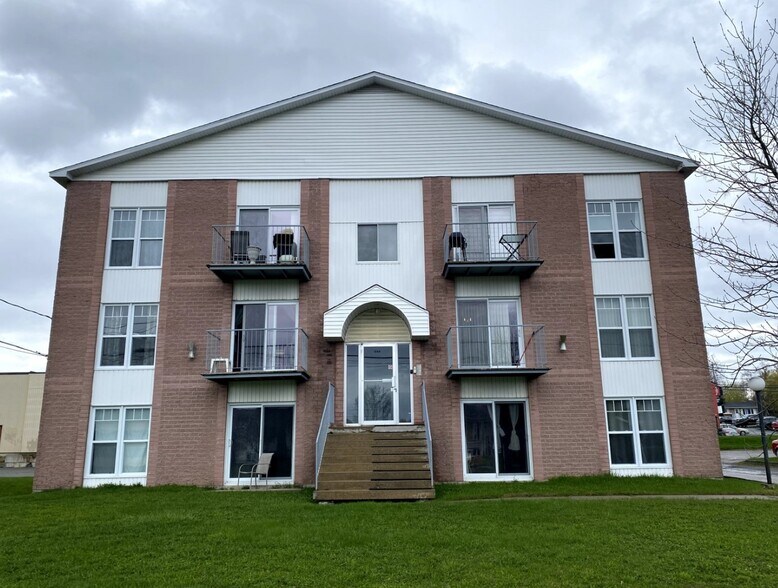 1044 Rue Du Mistral, Sherbrooke, QC for sale - Building Photo - Image 1 of 1