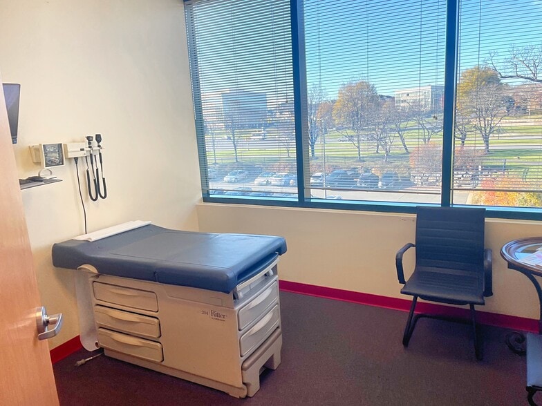 19465 Deerfield Ave, Lansdowne, VA for sale - Interior Photo - Image 3 of 15