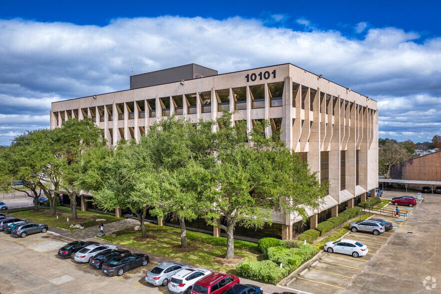 10101 Fondren Rd, Houston, TX for lease - Building Photo - Image 1 of 18