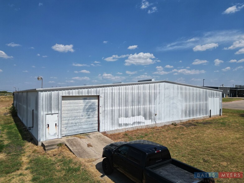 2004 Jack Mckay Blvd, Ennis, TX for sale - Building Photo - Image 2 of 5