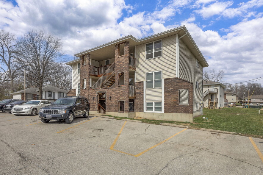 Raytown 12 Apartments portfolio of 2 properties for sale on LoopNet.com - Building Photo - Image 3 of 27