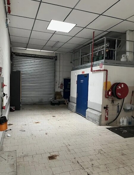 Retail in Dreux for lease - Interior Photo - Image 3 of 7