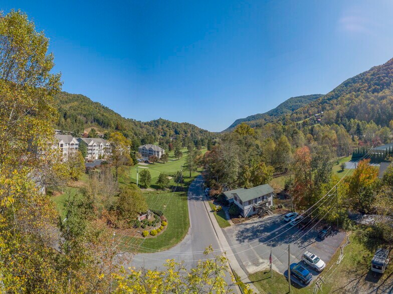 000 Country Club Dr, Maggie Valley, NC 28751