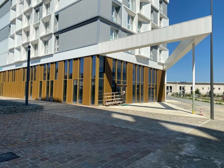 Retail in Reims for lease - Building Photo - Image 2 of 4