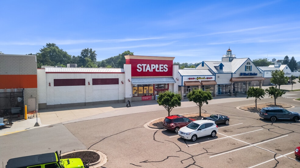 810-840 Jackson Ave, Grand Haven, MI for sale - Building Photo - Image 2 of 10