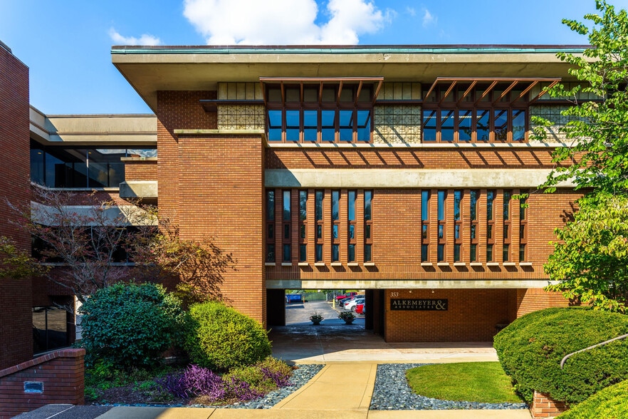 345 Marshall Ave, Webster Groves, MO for lease - Building Photo - Image 1 of 21