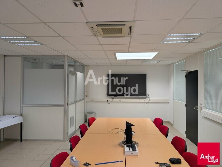 Flex in Le Rheu for lease - Interior Photo - Image 3 of 5