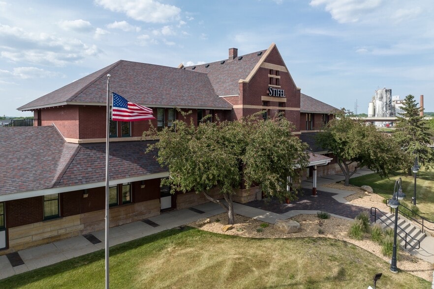 112-142 S Riverfront Dr, Mankato, MN for lease - Building Photo - Image 1 of 30