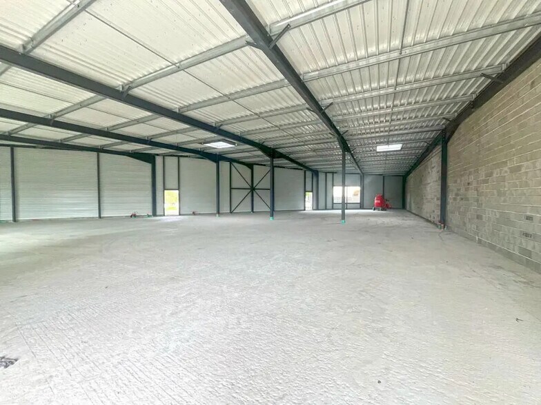 Retail in Merville for lease - Interior Photo - Image 3 of 3