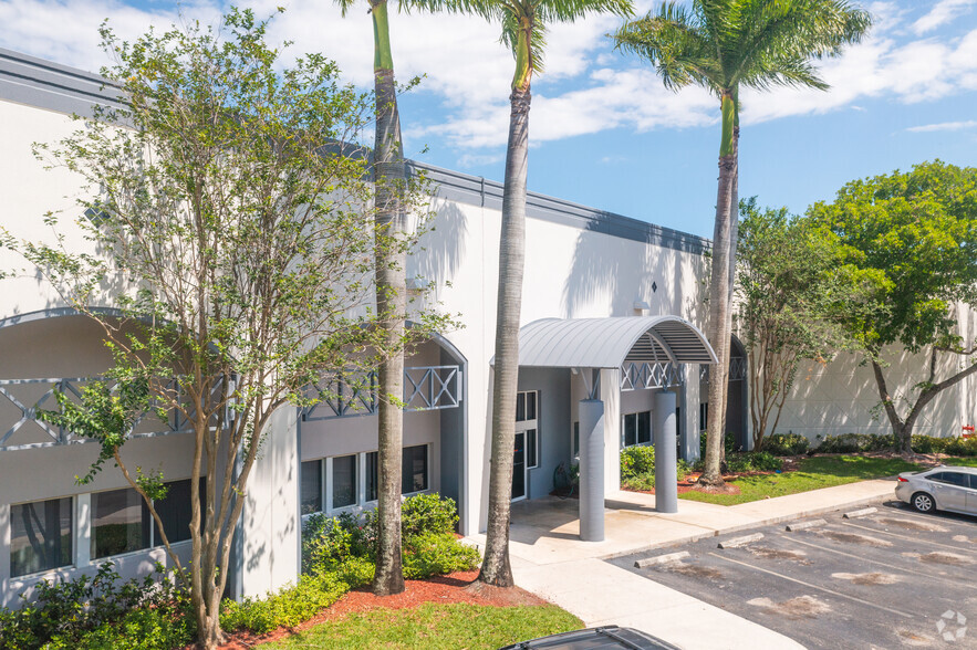 800-900 International Pky, Sunrise, FL for lease - Building Photo - Image 1 of 7