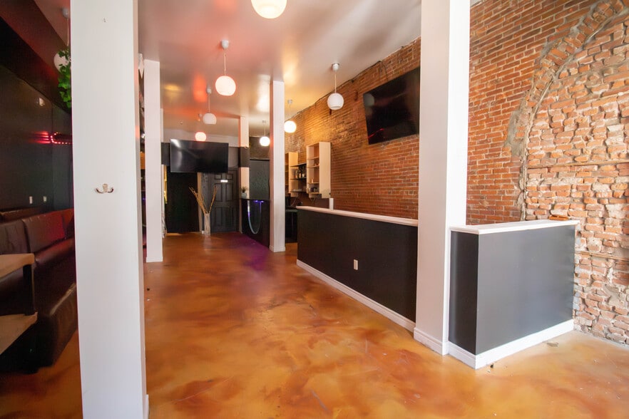 108 St Paul St E, St Catharines, ON for lease - Interior Photo - Image 3 of 10