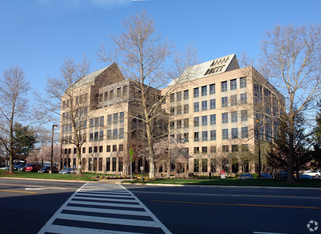 2750 Prosperity Ave, Merrifield, VA 22031