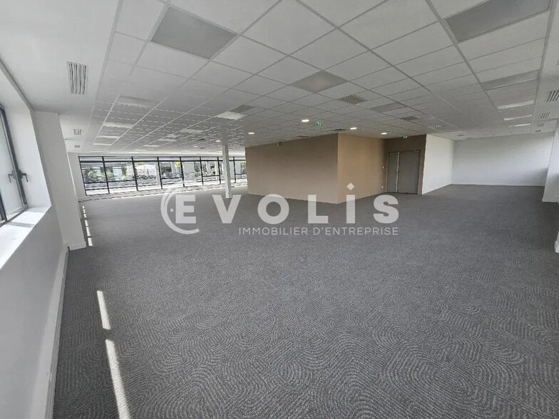 Office in Bagneux for lease - Building Photo - Image 2 of 12
