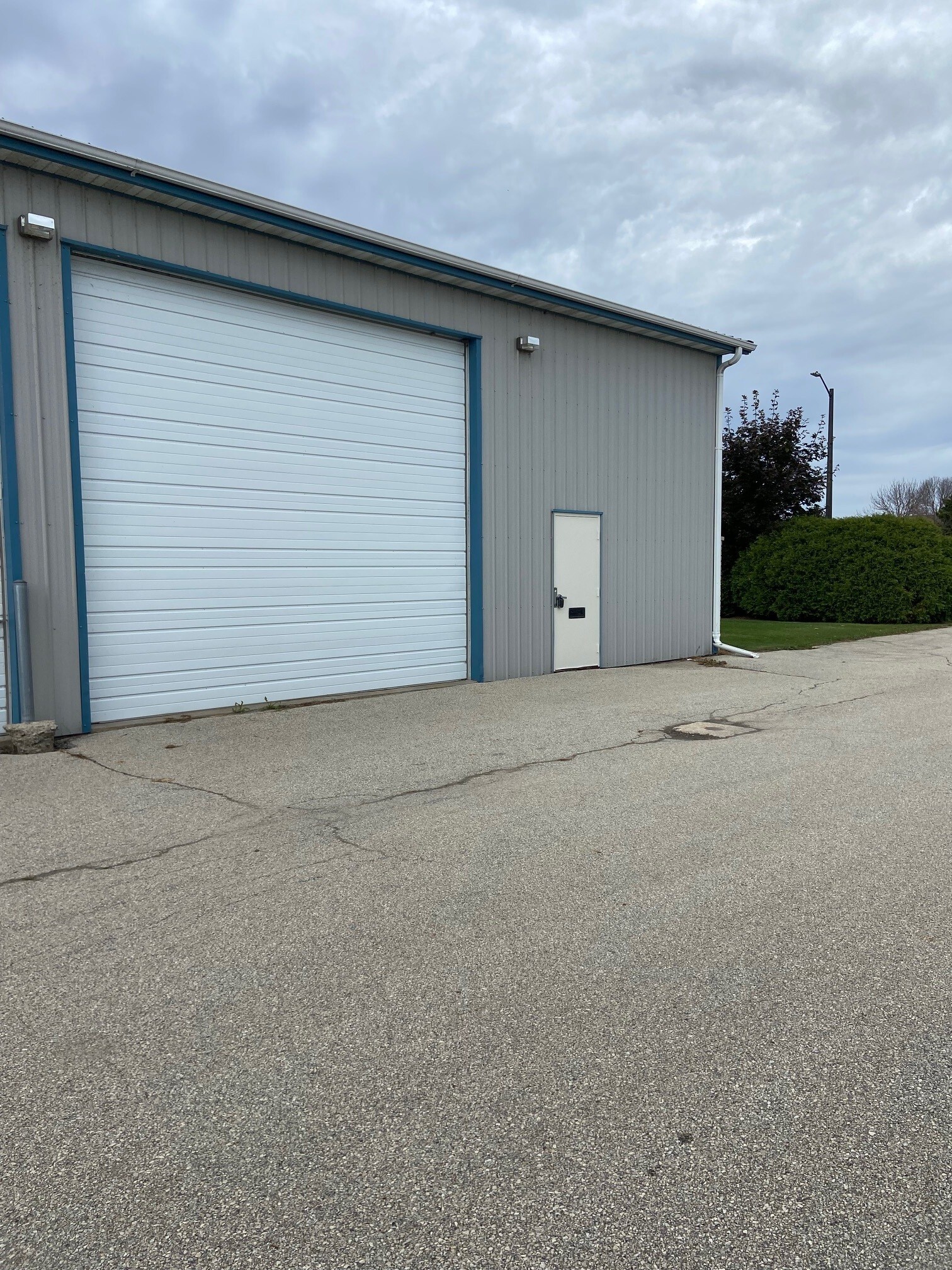 1617 W Evergreen Dr, Appleton, WI for lease Primary Photo- Image 1 of 4