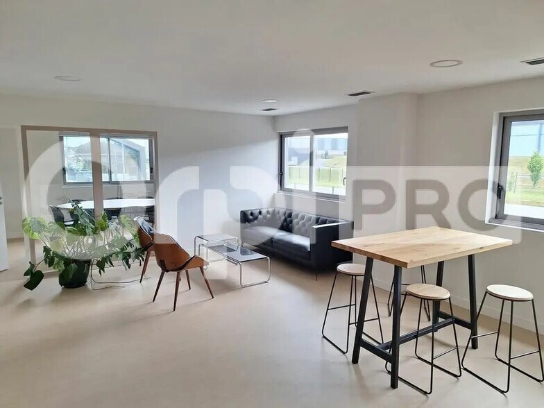 Office in Compiègne for lease - Building Photo - Image 2 of 6