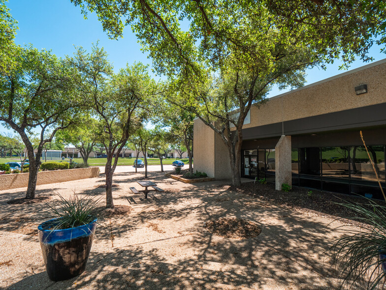 11100 Metric Blvd, Austin, TX for lease - Building Photo - Image 2 of 27