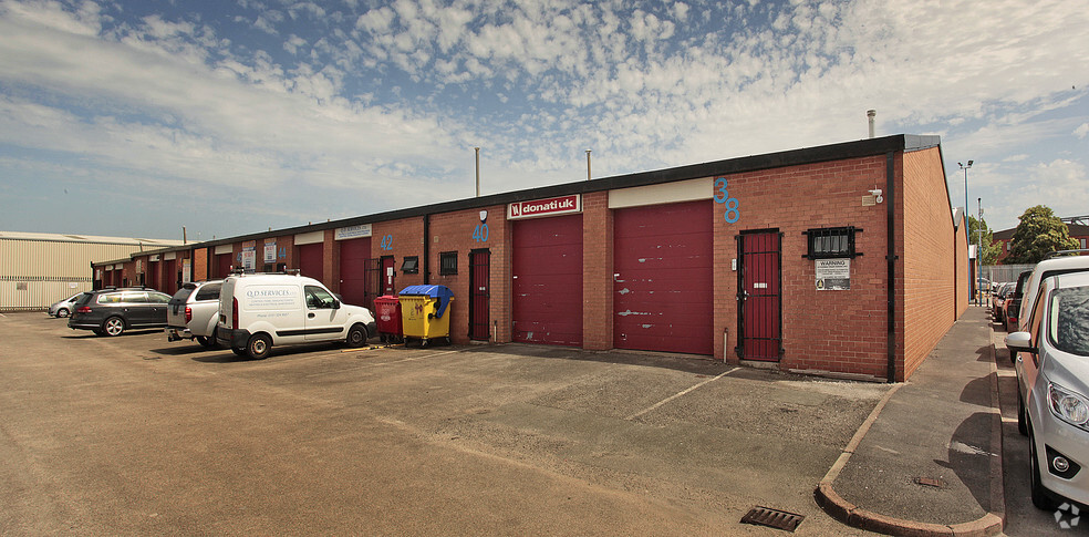 Farriers Way, Bootle for lease - Primary Photo - Image 1 of 7