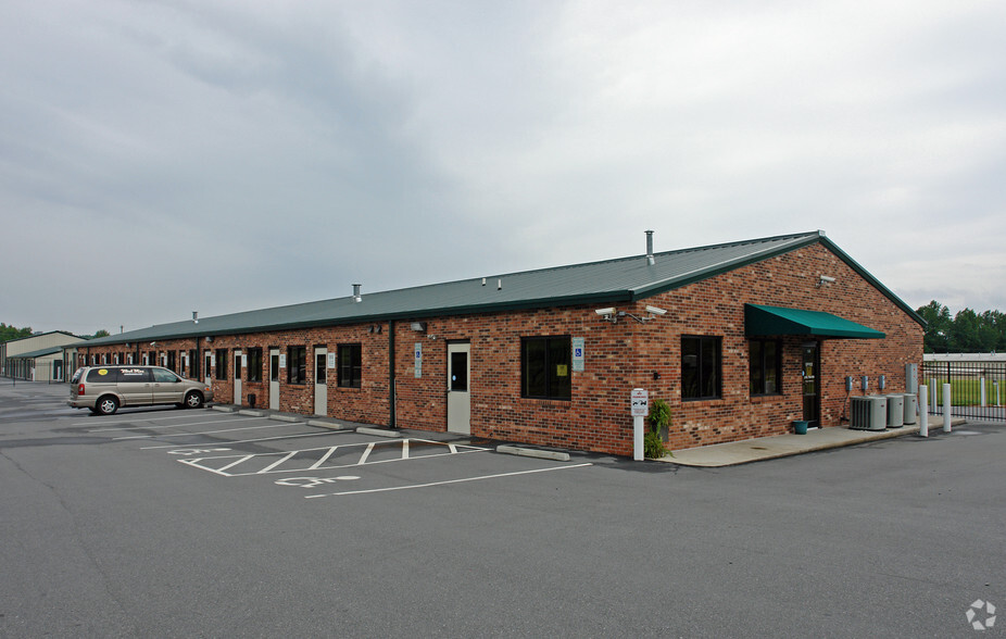 3935 Westpoint Blvd, Winston-Salem, NC for lease - Primary Photo - Image 1 of 6