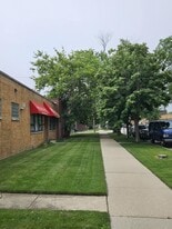 8107 Ridgeway Ave, Skokie IL - Parking Garage