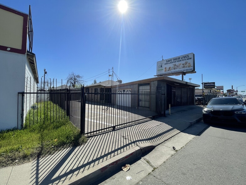 1313 Brundage Ln, Bakersfield, CA for lease - Building Photo - Image 1 of 21