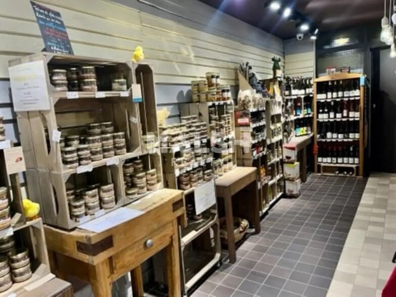 Retail in Lyon for lease - Interior Photo - Image 1 of 4