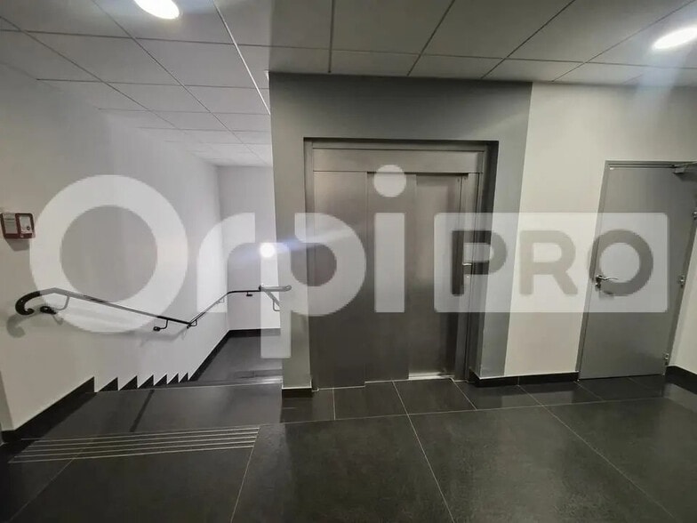 Office in Reims for lease - Lobby - Image 2 of 12