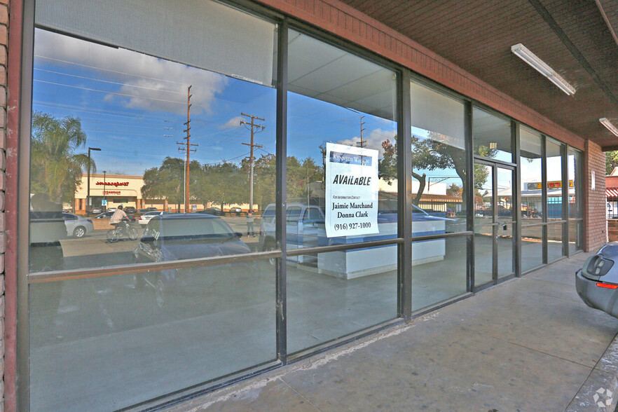 111-113 W Walnut Ave, Visalia, CA for lease - Building Photo - Image 2 of 2