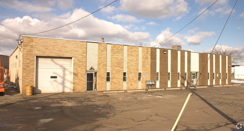 16731-16737 E 13 Mile Rd, Fraser, MI for sale - Primary Photo - Image 1 of 1