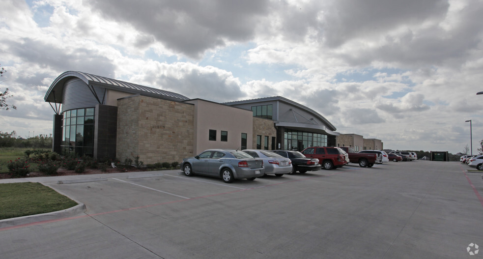 7801 Oakmont Blvd, Fort Worth, TX for lease - Building Photo - Image 3 of 7