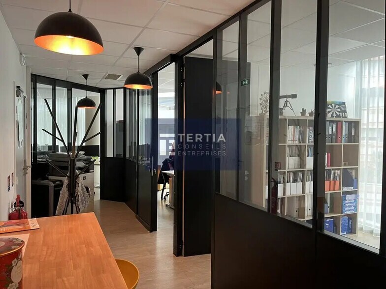 Office in Castelnau-le-Lez for lease - Building Photo - Image 2 of 7