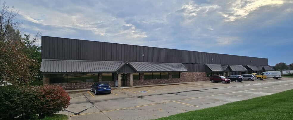 8877 S 137th Cir, Omaha, NE for lease - Building Photo - Image 2 of 2