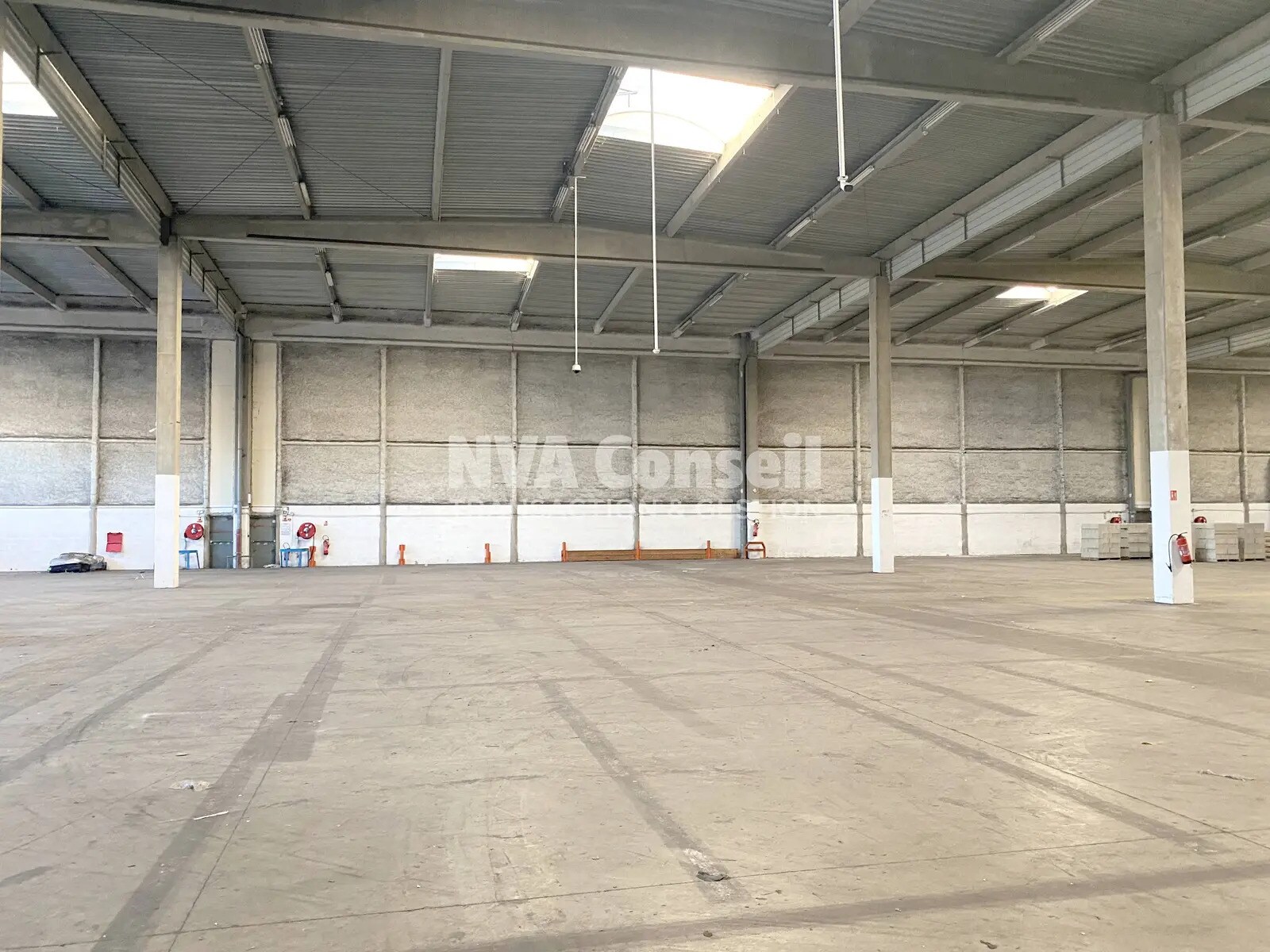 Industrial in SAINT-OUEN-L'AUMONE for lease Building Photo- Image 1 of 11