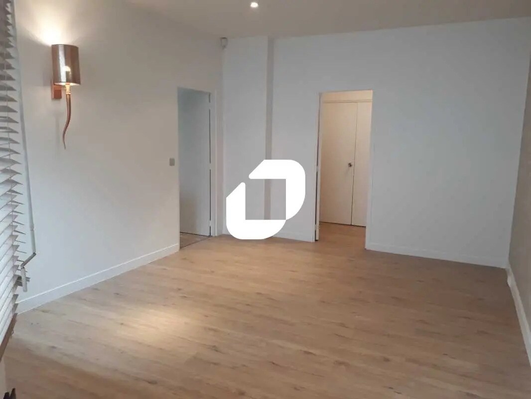 Office in Versailles for sale Interior Photo- Image 1 of 12