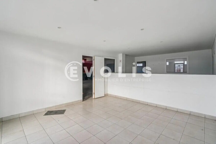 Flex in Neuilly-Plaisance for lease - Interior Photo - Image 2 of 14